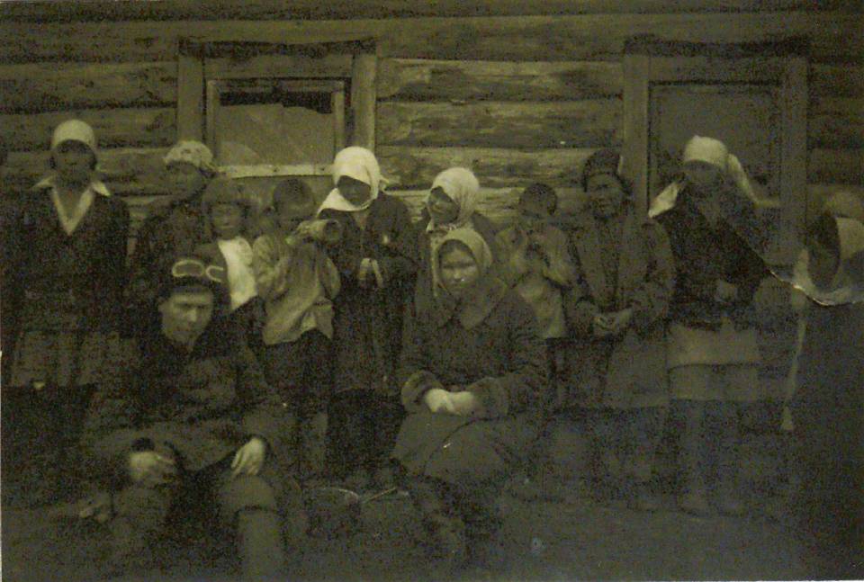 Первые ученики у здания школы 1930-е годы